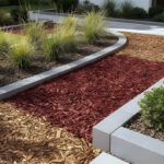 Kolorowe zrębki dekoracyjne – nowoczesna alternatywa dla kory